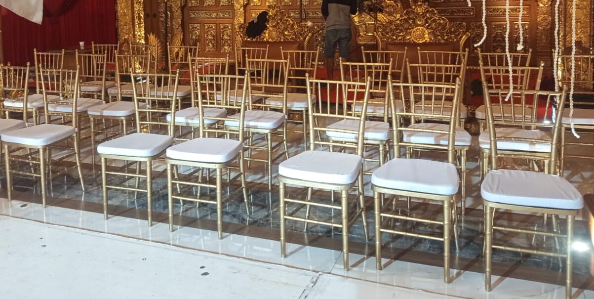 Sewa Kursi Tiffany Elegan Kebayoran Lama – Pilihan Mewah untuk Pernikahan